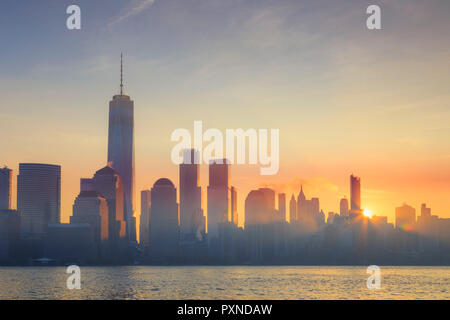 USA, New York, Manhattan, Lower Manhattan und World Trade Center, Freedom Tower, gesehen aus New Jersey, Jersey City Stockfoto