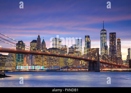 Usa, New York City, Brooklyn, Brooklyn Bridge und die Skyline von Manhattan Stockfoto