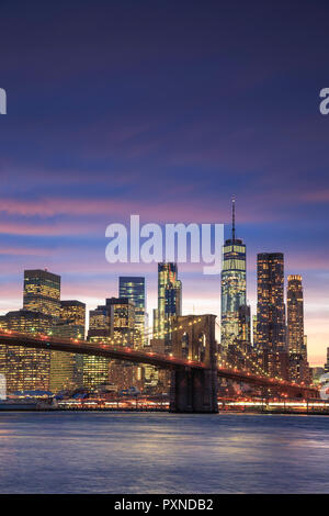 Usa, New York City, Brooklyn, Brooklyn Bridge und die Skyline von Manhattan Stockfoto