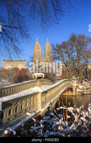 Usa, New York City, Manhattan, Central Park, Bow Bridge und Upper West Side Gebäude Stockfoto