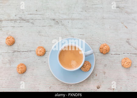 Tasse Espresso mit Crema und Amarettini auf Holz Stockfoto