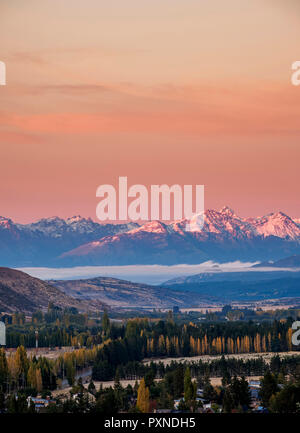Esquel bei Sonnenaufgang, Erhöhte Ansicht, Provinz Chubut, Patagonien, Argentinien Stockfoto