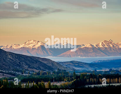 Esquel bei Sonnenaufgang, Erhöhte Ansicht, Provinz Chubut, Patagonien, Argentinien Stockfoto