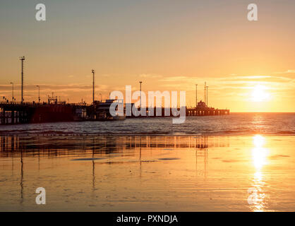 Comendante Luis Piedrabuena Pier bei Sonnenaufgang, Puerto Madryn, der Waliser Siedlung, Provinz Chubut, Patagonien, Argentinien Stockfoto