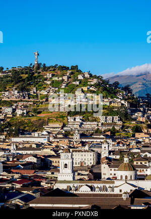 Blick über die Altstadt in Richtung El Panecillo Hill, Quito, Provinz Pichincha, Ecuador Stockfoto