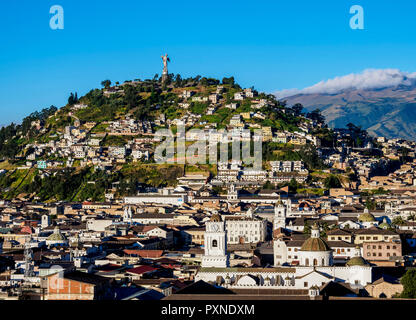 Blick über die Altstadt in Richtung El Panecillo Hill, Quito, Provinz Pichincha, Ecuador Stockfoto