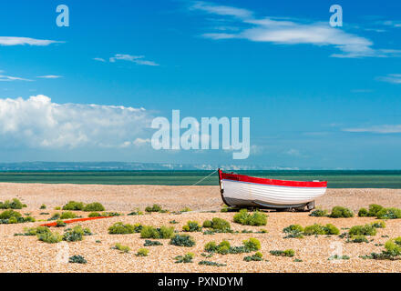Ein Fischerboot auf Dungeness Kiesstrand, Kent, England Stockfoto