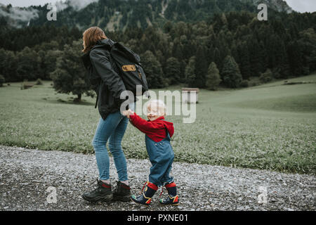 Österreich, Vorarlberg, Mellau, Mutter und Kind auf eine Reise in die Berge Stockfoto