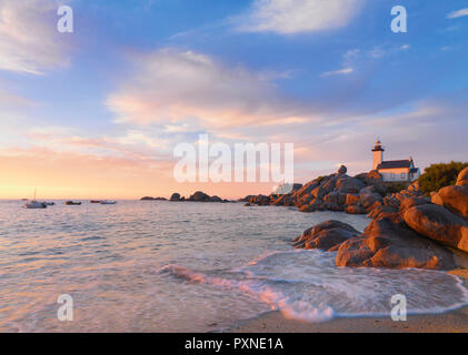 Frankreich, Bretagne, Finistere, Brignogan Plages, goulven Leuchtturm am Pointe de Beg Pol bei Sonnenuntergang Stockfoto