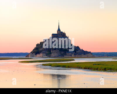 Frankreich, Normandie, Le Mont Saint Michel spiegelt sich in der Dämmerung Stockfoto