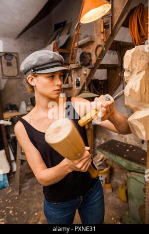 Bildhauerin schnitzen Holz- Abbildung Stockfoto