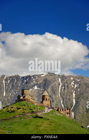 (Gergeti Dreifaltigkeitskirche Tsminda Sameba) aus dem 14. Jahrhundert. Khevi-Kazbegi Region. Georgien, Kaukasus Stockfoto