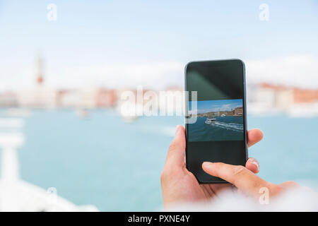 Italien, Venedig, in der Nähe der Tourist, der ein Smartphone Bild aus der Stadt Stockfoto