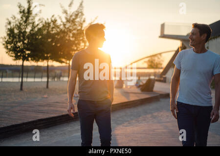 Zwei Freunde treffen bei Sonnenuntergang, am Abend reden Stockfoto