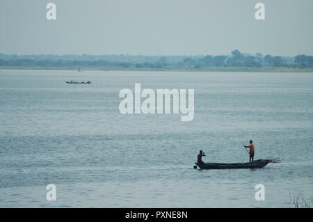 Donkorkrom, Ghana: 20. Juli 2016 - die Menschen in einem hölzernen Kanu, Angeln auf dem Wasser in Ghana, Westafrika. Stockfoto