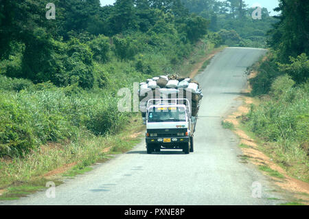 Donkorkrom, Ghana: 20. Juli 2016 - ein Lkw die Säcke von Waren auf einer Landstraße in Ghana, gefährlich überlastet. Stockfoto