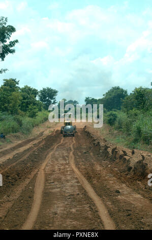 Donkorkrom, Ghana: 20. Juli 2016 - Fahrzeuge fahren auf einer schlammigen, Feldweg in der Nähe von Donkorkrom, West Afrika Stockfoto