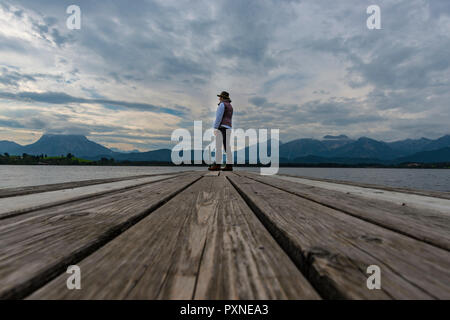 Frau 50+, Holzsteg, Hopfensee, Hohenschwangau, bei Füssen, Ostallgäu, Allgäu, Bayern, Deutschland, Europa Stockfoto