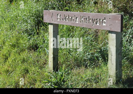 Aberdeenshire, Schottland: August 14 2018 - Schild verweist auf Weg zur historischen Kirche des Hl. Johannes in Gardenstown, Schottland Stockfoto