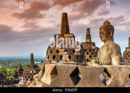Buddha Statue bei Sonnenuntergang, Candi Borobudur buddhistischen Tempel, Muntilan, Java, Indonesien Stockfoto
