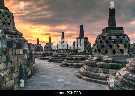 Stupas, Candi Borobudur buddhistischen Tempel, Muntilan, Java, Indonesien Stockfoto