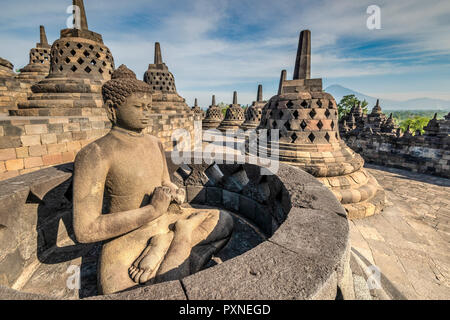 Buddha Statue, Candi Borobudur buddhistischen Tempel, Muntilan, Java, Indonesien Stockfoto