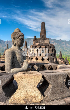 Buddha Statue, Candi Borobudur buddhistischen Tempel, Muntilan, Java, Indonesien Stockfoto