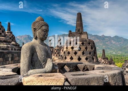 Buddha Statue, Candi Borobudur buddhistischen Tempel, Muntilan, Java, Indonesien Stockfoto