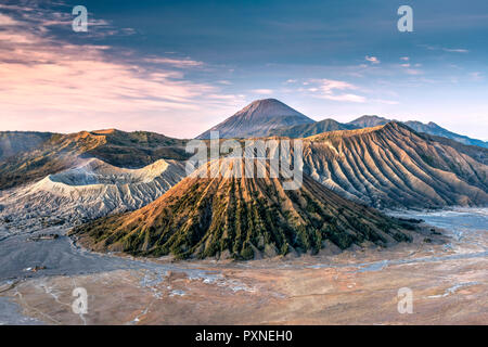 Berge Bromo, Semeru, Batok und Widodaren bei Sonnenaufgang, Bromo Tengger Semeru National Park, Java, Indonesien Stockfoto