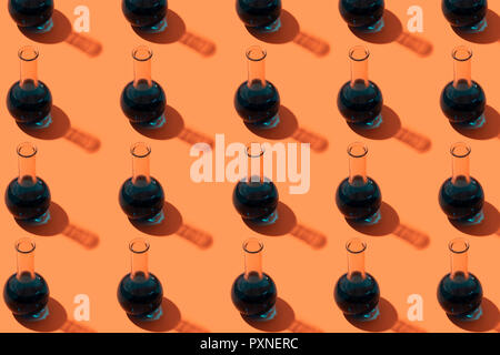 Reihe von Röhrchen mit Flüssigkeit Stockfoto