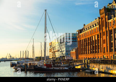 Häuser und Boote in Oude Houthavens Hafen, Amsterdam, Noord Holland, Niederlande Stockfoto