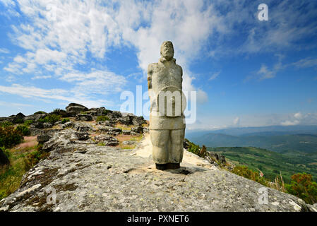 Ein galizisch-lusitanischen Warrior beobachten Sie den Horizont auf der Oberseite der Eisenzeit Beilegung von Outeiro Lesenho auf 1073 m. Boticas, Tras-os-Montes. Portugal Stockfoto