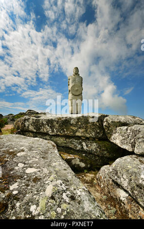 Ein galizisch-lusitanischen Warrior beobachten Sie den Horizont auf der Oberseite der Eisenzeit Beilegung von Outeiro Lesenho auf 1073 m. Boticas, Tras-os-Montes. Portugal Stockfoto