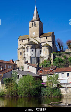 Die romanische Pfarrkirche von Notre Dame, Eglise Notre Dame, hoch auf den Felsen über dem Fluss Gartempe & die stadt Montmorillon Stockfoto