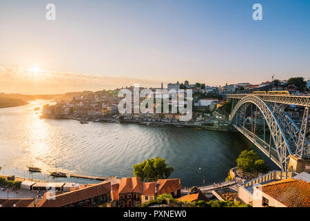 Portugal, Norte region, Porto (Porto). Dom Luis I Brücke und den Fluss Douro bei Sonnenuntergang. Stockfoto