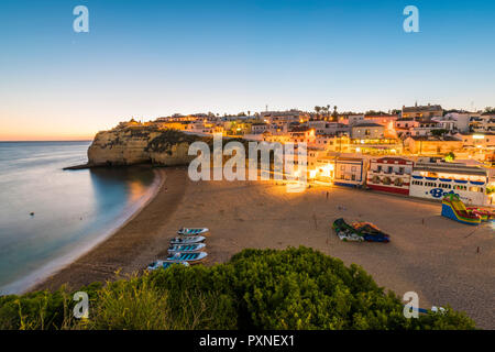 Portugal, Algarve, Faro, Lagoa, Carvoeiro. Stadtbild in der Abenddämmerung. Stockfoto