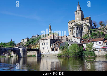 Die romanische Pfarrkirche von Notre Dame, Eglise Notre Dame, hoch auf den Felsen über dem Fluss Gartempe & die stadt Montmorillon Stockfoto