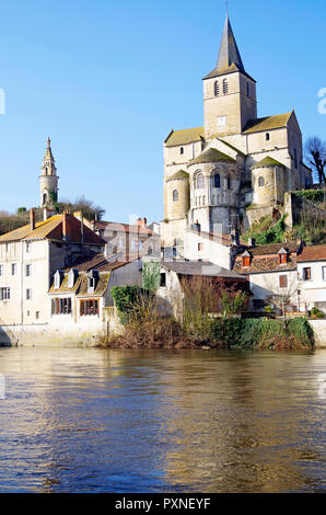 Die romanische Pfarrkirche von Notre Dame, Eglise Notre Dame, hoch auf den Felsen über dem Fluss Gartempe & die stadt Montmorillon Stockfoto