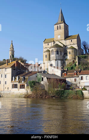 Die romanische Pfarrkirche von Notre Dame, Eglise Notre Dame, hoch auf den Felsen über dem Fluss Gartempe & die stadt Montmorillon Stockfoto