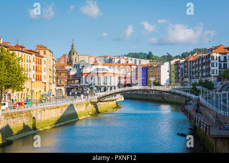 Spanien, Baskenland, Bilbao. Fluss Nervion und der Mercado de la Ribera Markt. Stockfoto