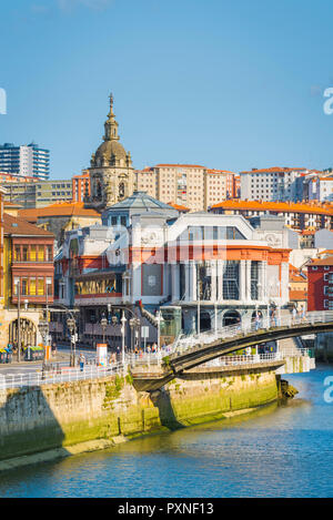 Spanien, Baskenland, Bilbao. Fluss Nervion und der Mercado de la Ribera Markt. Stockfoto