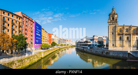 Spanien, Baskenland, Bilbao. Fluss Nervion und der Mercado de la Ribera Markt. Stockfoto