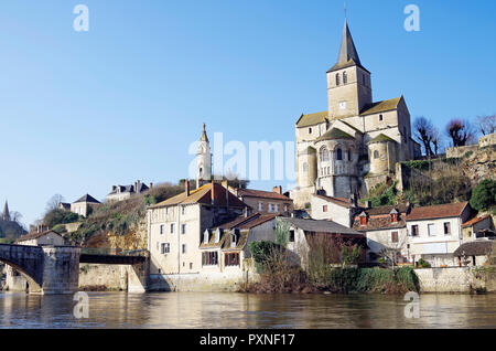 Die romanische Pfarrkirche von Notre Dame, Eglise Notre Dame, hoch auf den Felsen über dem Fluss Gartempe & die stadt Montmorillon Stockfoto