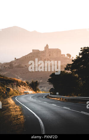 Spanien, La Rioja, San Vicente de la Sonsierra bei Sonnenaufgang. Stockfoto