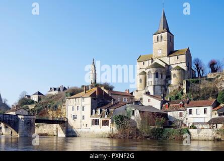 Die romanische Pfarrkirche von Notre Dame, Eglise Notre Dame, hoch auf den Felsen über dem Fluss Gartempe & die stadt Montmorillon Stockfoto