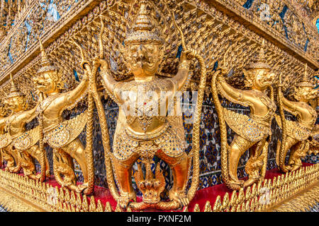 Externe goldenen Dekorationen der Ubosoth, Wat Phra Kaew, Bangkok, Thailand Stockfoto