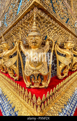 Externe goldenen Dekorationen der Ubosoth, Wat Phra Kaew, Bangkok, Thailand Stockfoto