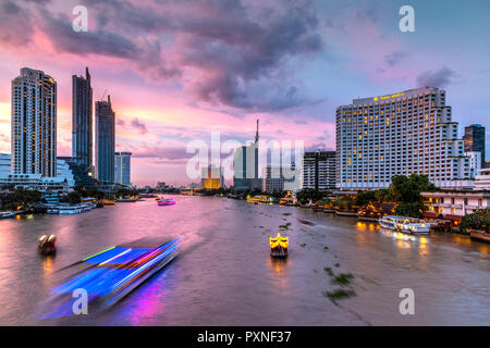 Chao Phraya Fluss und die Skyline der Stadt, Bangkok, Thailand Stockfoto