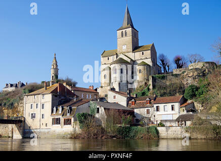 Die romanische Pfarrkirche von Notre Dame, Eglise Notre Dame, hoch auf den Felsen über dem Fluss Gartempe & die stadt Montmorillon Stockfoto