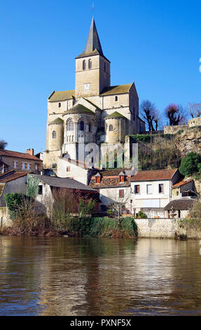 Die romanische Pfarrkirche von Notre Dame, Eglise Notre Dame, hoch auf den Felsen über dem Fluss Gartempe & die stadt Montmorillon Stockfoto